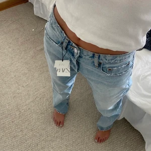 Zara jeans  - Säljer mina mid Rise jeans ifrån zara. Jeansen är i den ljusblåa färgen. Inte använt så mycket så det är i bra sick. Inga defekter. Jeansen är i stl 36. 💕💕💕  