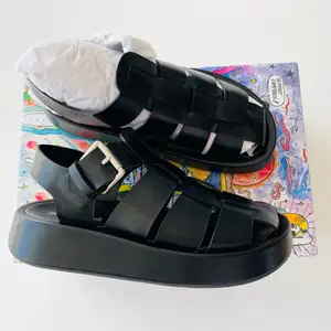 Oanvända sandaler i svart skinn.