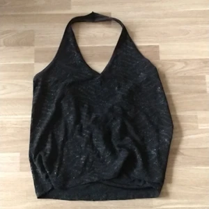 Snygg topp, 2000-talet style - Säljer nu min topp då den inte kommer till användning, Den är köpt tidigt 2000 tal från Lindex, men är i väldigt bra skick då den nästan inte är använd! Den är svart, glittrig och skulle passa någon som har st XL. Det är bara att skriva så skickar jag fler bilder!🖤 Man får pruta!