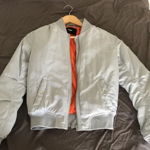 Bomberjacka  - Bomberjacka från Bikbok. Storlek XS men passar också som S. Använd 1 gång. Färg: ljusgrå