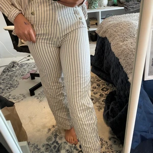 randiga byxor från Bik bok - Skitnajs byxor från bikbok. Luftiga och väldigt snygga knappar. Säljes då dom är för små:( 