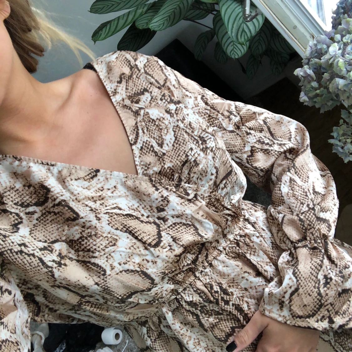 Fräsig klänning i ormskinnsmönster - 90