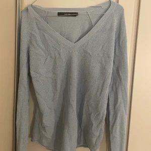 Stickad tröja  - Så fin stickad ljusblå tröja 