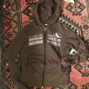 Brun kofta - En brun jätte mysig kofta, lite y2k vibe, sitter lite tightare inte oversized :) Helt i nyskick förutom en blå fläck vid dragkedjan (bild 2). Köparen står för frakten <3