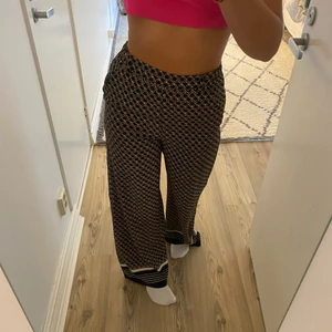 Byxor från h&m  - Riktigt balla byxor från hm som tyvärr är lite svåra för mig att få över midjan. Väldigt sparsamt använda så dom är i bra skick. Köpare står för frakt ❤️