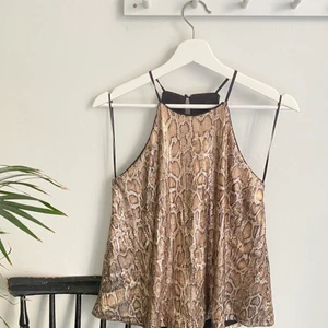 Leopardmönstrat linne stl 34 - Jag säljer min leopardmönstrade linne i paljetter från Zara. Linnet är i stl XS/34 och är ganska stor i storleken. Linnet är endast använt en gång.  Inköpt för 199kr.