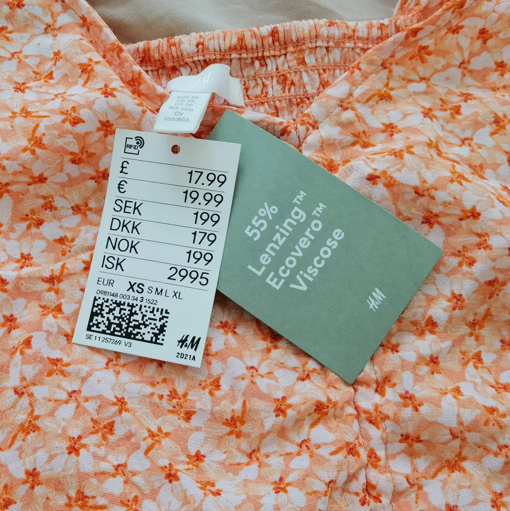 Säljer denna helt nya topp från H&M, alla lappar är kvar. Nypris 199 kronor, mitt pris 70 kronor. Storlek XS. Finns i Kallebäck eller skickas om köpare betalar spårbar frakt.. Toppar.