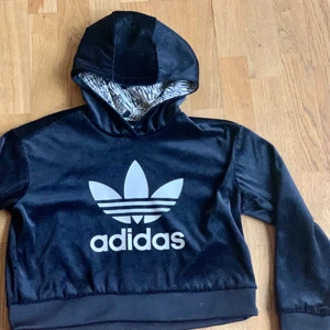 Adidas tröja ca 10 år - Kort adidas tröja med huva. Svart och vit. Passar tjejer 9-11 år.