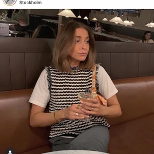 Trendig Zara väst! - Superfin väst som tyvärr inte kommer till användning. De två första bilderna är lånade men jag skickar gärna fler bilder vid behov:) buda gärna genom meddelande startbud: 99kr+frakt 