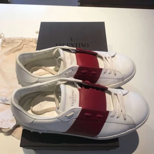 Valentino Vinröda - Finns i alla storlekar och skickas med gratis spårbar frakt