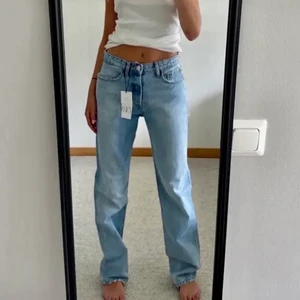 Midrise zara jeans - Säljer dessa slutsålda populära zara jeans vid bra bud! Nyskick och har medelhög midja❤️ köp direkt för 650
