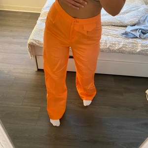 Byxor från bershka - Säljer nu mina kostymbyxor från bershka då jag inte använder dom. Har aldrig använt dom så dom är i nyskick. Köpare står för frakt <3 (färgen är lite mer peach i verkligheten)