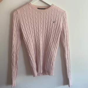 Fin rosa gant tröja som är i ett fint skick förutom lite missfärgad på kragen, se sista bild!💕💕💕 Frakt tillkommer med 57kr🤍🤍