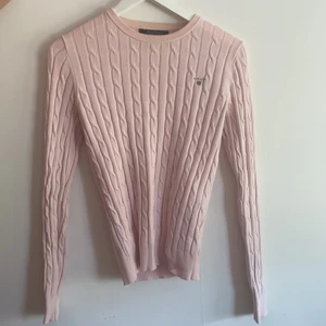 Gant kabelstickad tröja - Fin rosa gant tröja som är i ett fint skick förutom lite missfärgad på kragen, se sista bild!💕💕💕 Frakt tillkommer med 57kr🤍🤍