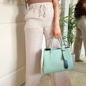 Linnebyxor - Säljer mina linnebyxor från h&m i storlek M men passar även S. De är köpta i Juni 2021. 