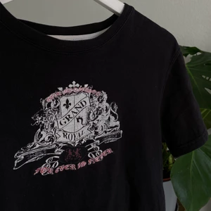 Vintage T-shirt med tryck - Super söt vintage t-shirt med tryck på💗 toppen är i storlek S och sitter som en S <3 skicka privat vid frågor, intresse eller för fler bilder!💗