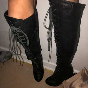 Nya lårhöga stövlar i svart läder!!! - Fynda! Jag köpte fel strl 🤦🏼‍♀️ Lårhöga stövlar med snörning. Skitsnygga. Jag har använt dom 2-3 ggr för jag trodde att dom kanske skulle töja sig. men de gjorde dom inte, inte tillräckligt iaf. Så jag säljer dom nu för en femhundring.