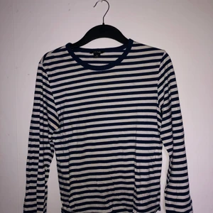 Långärmad tröja - Blå/vit randig långärmad från monki, strl S men passar även xs