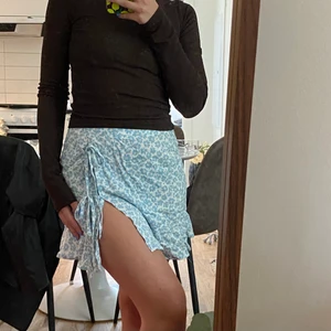 Blommig kjol - Från pull&bear. Testat på en gång men aldrig använt den. Kan justera knutarna på sidan om man vill visa mer eller mindre hud. Superlätt och skönt material med dragkedja baktill.
