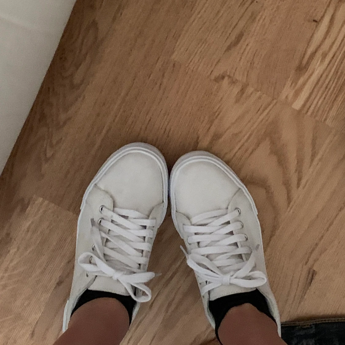 Snygga vita skor - 90