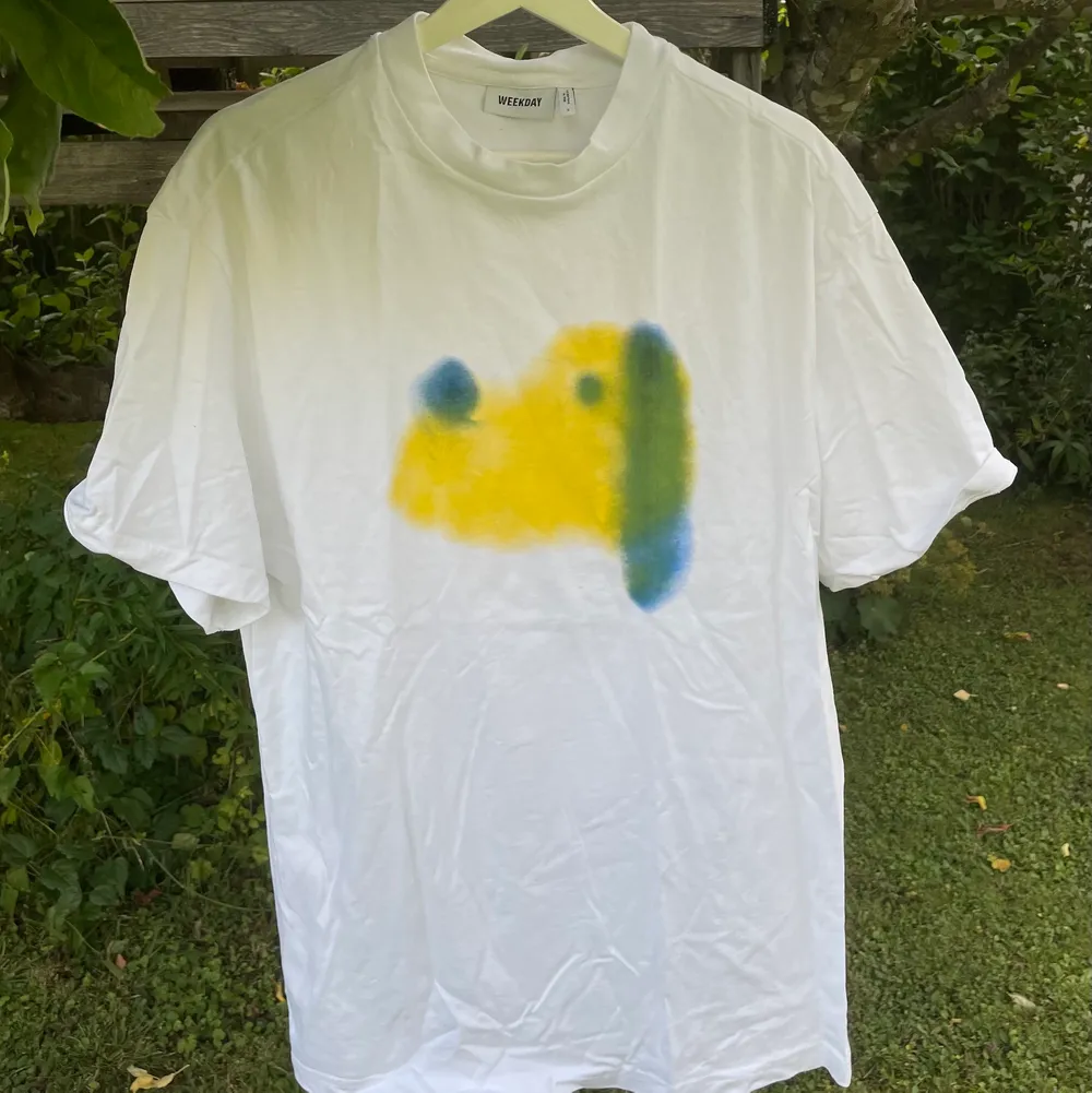Vit t-shirt med en najs hund på från weekday😊 Kolla in mina andra produkter (frakten blir inte mer än 66kr ). T-shirts.