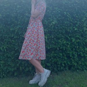 Klänning reclaimed vintage - Jättefin blommig sommarklänning från reclaimed vintage i toppen skick. Har superfina detaljer i armarna. Storlek 38 men liten i storleken, snarare 36. Köparen står för frakt. 