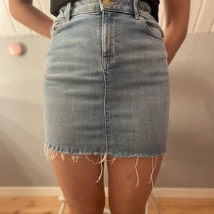 Jeanskjol från Lindex. - Har används mycket under förra sommaren. Men den har blivit förliten tyvärr, den är i bra skick.