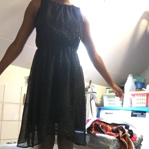 Klänning svart - En svart klänning blåser inte upp pratar om priset eller lägg bund