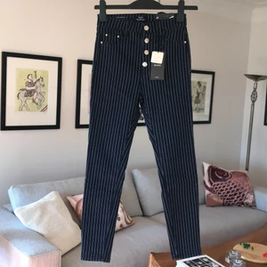 Coola, ”punkiga” byxor i stretch - Coola, stretchiga byxor i ”punkig” stil från Bershka. Aldrig använda. Köparen står för frakt. Står storlek 40 men upplever att de är små…