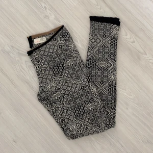 Hostiga odd Molly byxor  - Säljer nu dessa superfina (😭😭) odd Molly tights! Supersöt detaljer och ett superfint mönster som kan göra ens outfit lite mer utstickande 