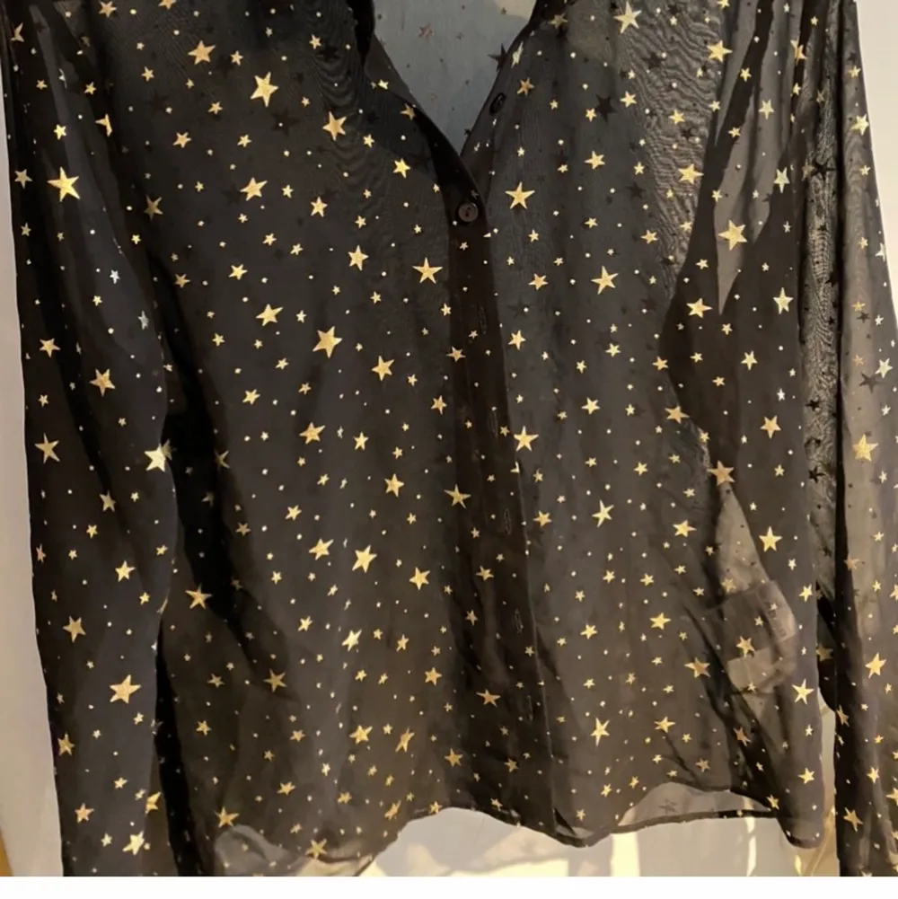 Super groovy skjorta med stjärnor från BikBok! Endast använd vid ett tillfälle så i väldigt bra skick! Frakten ingår i priset ✨. Blusar.