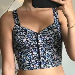 blommig top - skiiitfin top med knappar fram!! ger bra stöd och har stretchat typ bak