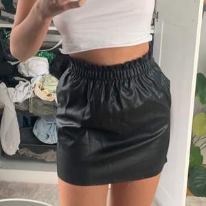 En skit ball skinn kjol från H&M💓