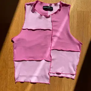 Ett jättefint rosa linne Y2k med två olika nyanser. Snyggt sytt och är väldigt stretchig i tyget!! För att se baksidan av linnet bläddra till bild tre. Använd 2-3 gånger så nyskick!💗frakt 45kr!!!!!!