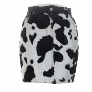 OBS LÄS BESKRIVNINGEN!😋 - Hej! Efterlyser denna kjolen från valentino. Såldes på tradera/Sellpy skulle precis köpa den och så blev den såld. Om du som köpte den ser detta och skulle vilja sälja den så hör gärna av dig till mig. Kanske lite udda att göra så här men ville verkligen ha kjolen 😩😇