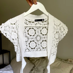 Jättegullig virkad tröja, stl. XS - Superfin virkad tröja från F.L.Y, i stl. 146/152 men skulle säga XS, går att knyta också. Fint skick!🤍