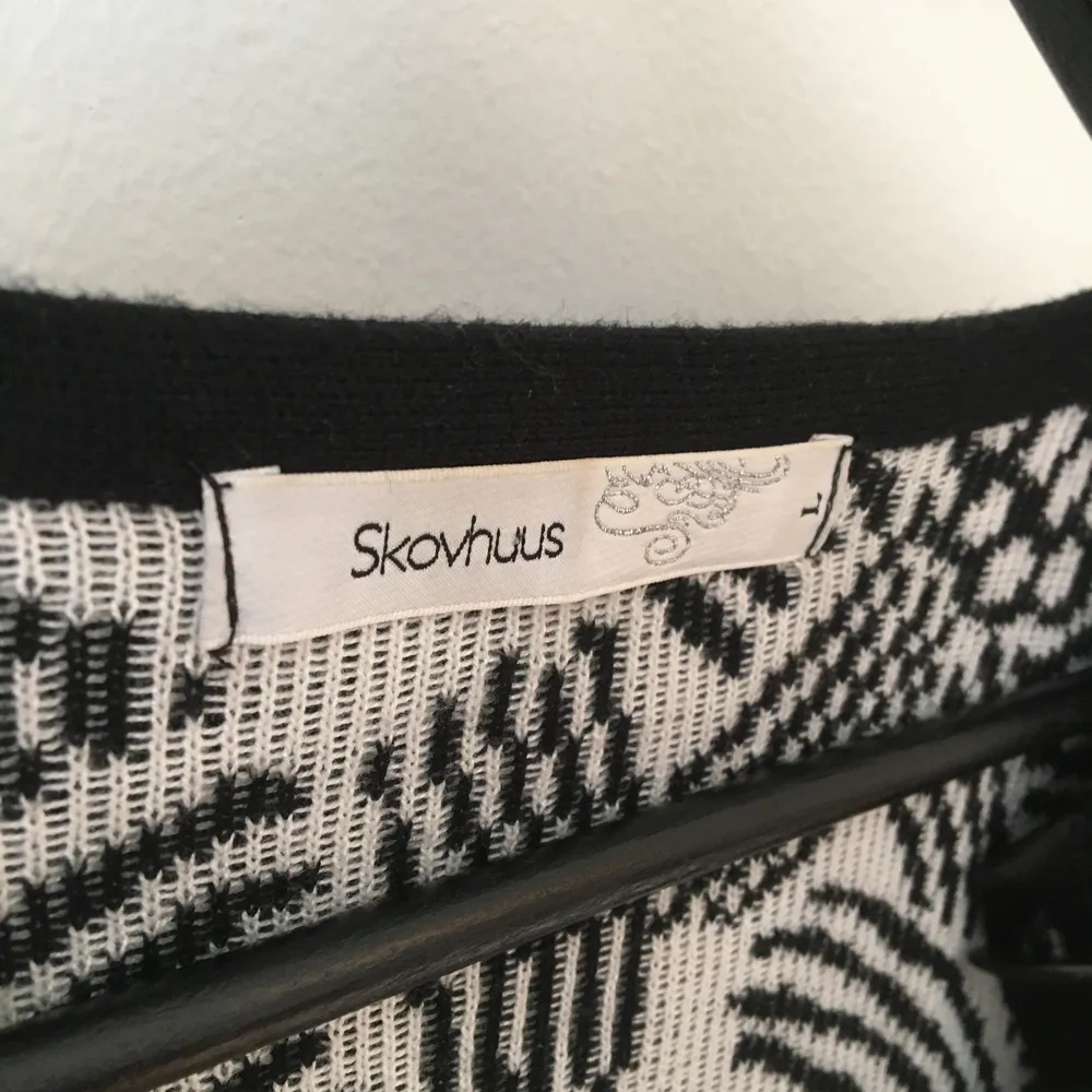 Superskön thriftad mönstrad kofta från Skovhuus<33 Aldrig använd bara testad! Är lite oversized på mig, kan passa bra med ett gulligt linne under🌸. Tröjor & Koftor.