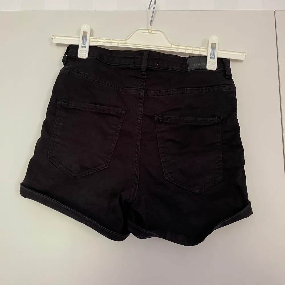 Sköna enkla shorts som passar till allt!                             Köparen står för frakten!. Shorts.