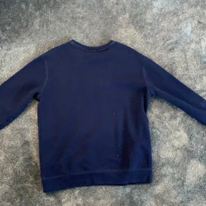 Ralph lauren sweatshirt  - Ralph lauren sweatshirt i bra skick, storlek Xl i barnstorlek (medium) nypris 1500kr säljer för 500kr. Pris kan diskuteras. Köparen står för frakt.