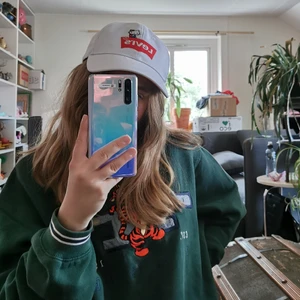 Levi's keps - Hello Kitty (vit, röd)  - Frakten är inkluderad i priset! Snygg och stilren Levi's keps med Hello Kitty i vitt! Endast använd 2-3 gånger så den är i nyskick! Storlek 56🌸 Säljer då jag prioriterar andra kepsar och hoppas den kan finna lite kärlek hos någon annan🥰 Justerbar med plastknappar