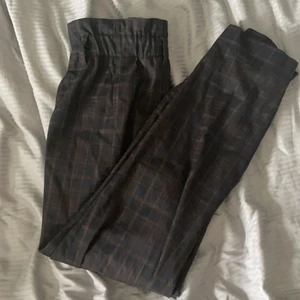 Rutiga kostymbyxor storlek 36 - Högmidjade kostymbyxor från H&M 