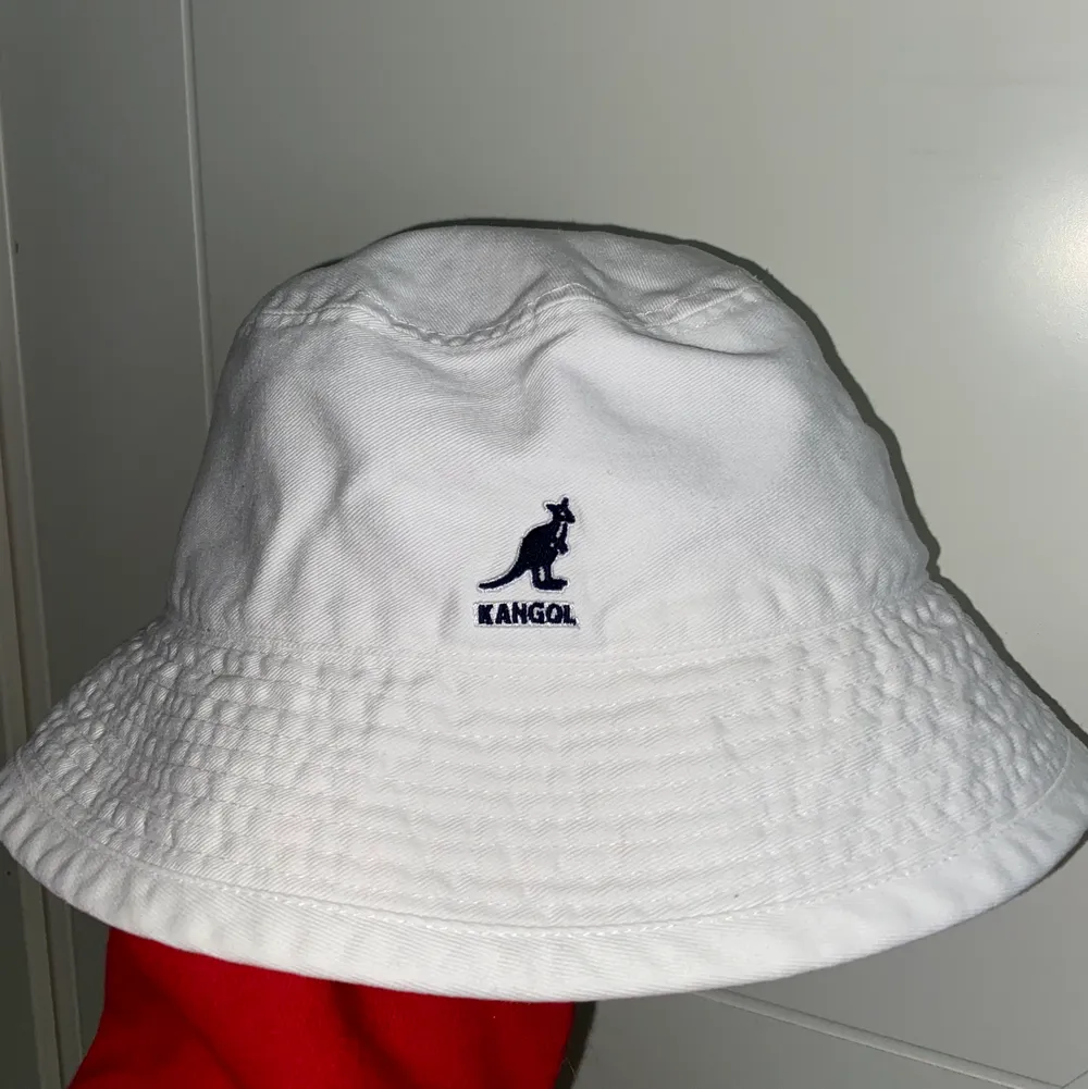 Fin vit buckethat från kangol. Nypris cirka 300-400kr hos nätbutiker.. Accessoarer.