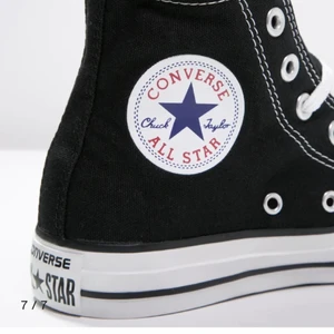 Converse - Säljer mina HELT oanvända converse i storlek 37,5. De var för små för mig och hann inte skicka tillbaka de inom ångerrätten. Därför säljer jag för nästan helpris. De är kvar i förpackningen och slutsålda på zalando❤️ Spårbar frakt ingår.