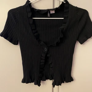 Volang tröja  - Säljer denna helt oanvända topp från H&M🥰 Toppen är i ett jätte mjukt material och är även som en kofta som man kan ha både knäppt och inte knäppt🥰 50 kr + frakt 