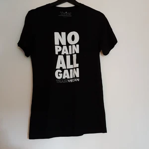 Vegan t-shirt - T-shirt med vegan motiv. "NO PAIN ALL GAIN TRAIN VEGAN" från Vegetaryn. Beställd från USA. Använd en gång.