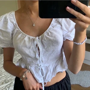 Zara topp - vit blus från zara, inga fläckar förutom att en av knapparna har lossnat lite, går att laga !!