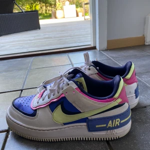 Nike Airforce 1 - Ett par coola Airforce 1😇😁 storlek 40 men passar mig med 39/40  (liten missfärgning längst fram på ena skon) nypris 1 300 