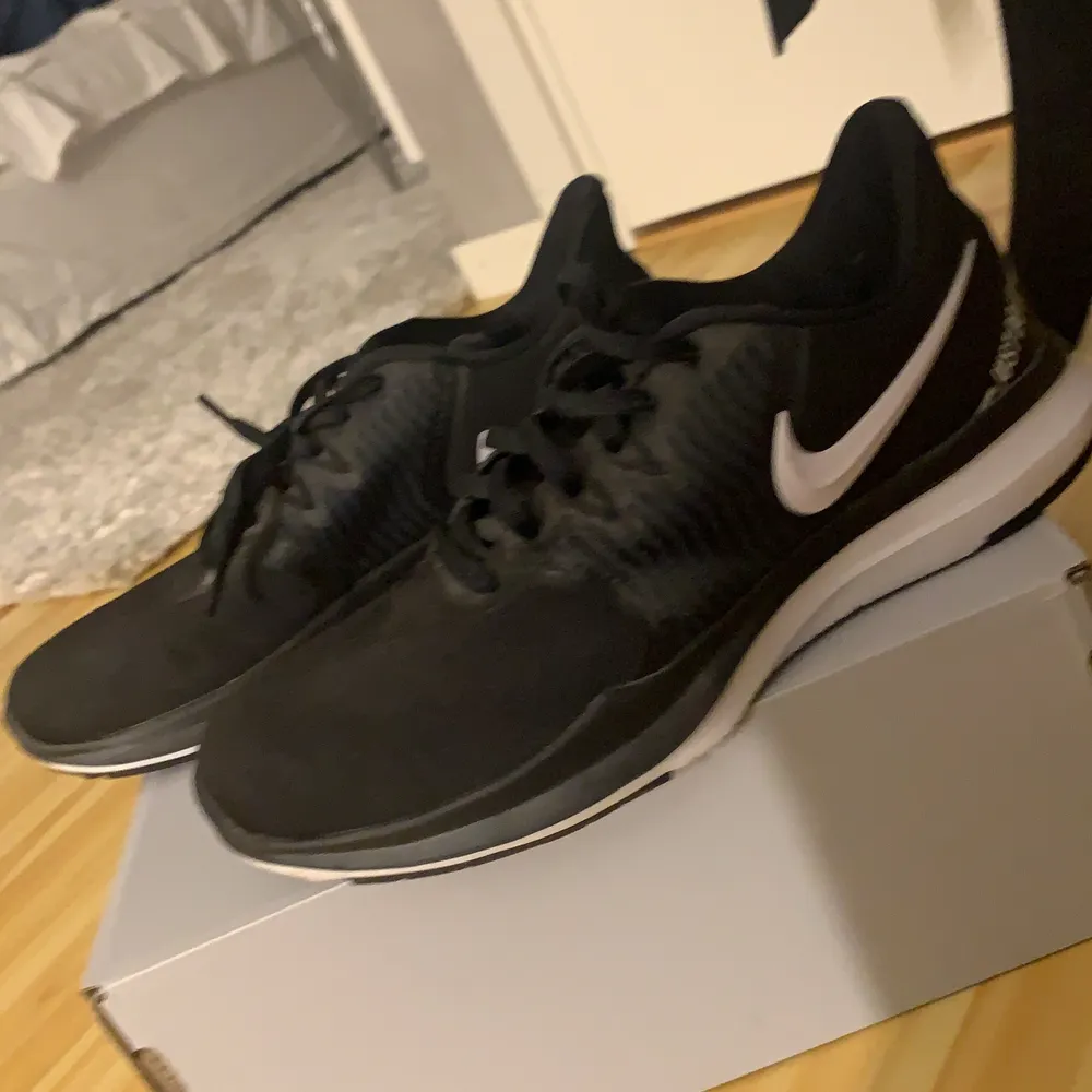 Jag säljer ett par Nike skor som är helt oanvända pågrund av att det inte är min stil riktigt! det är storlek 37,5 passar även 38❤️kostar 1000kr butik säljer för 200kr . Skor.