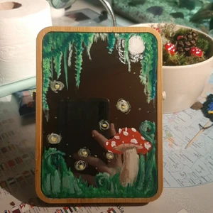 Dekorativ spegel - Självmålad spegel, ordinarie pris: 60 kr. Detta är en av speglarna jag målat och jag tar också commissions! (Skicka en bild på vad du vill att jag ska måla på, oså snackar vi pris etc❣)