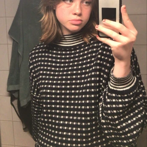 Stickad tröja - Säljer denna jättemysiga tröjan! Passar perfekt nu till vintern❄️ Den är lite sliten som du ser på sista bilden och så är det ett litet hål vid armen. Bar att komma privat ifall ni undrar något 🌷